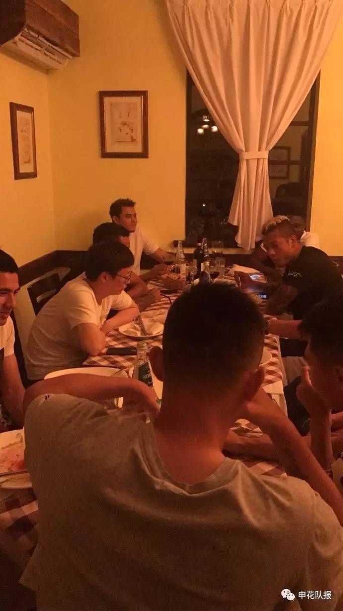 上海申花队员私下聚餐被曝光，引发讨论