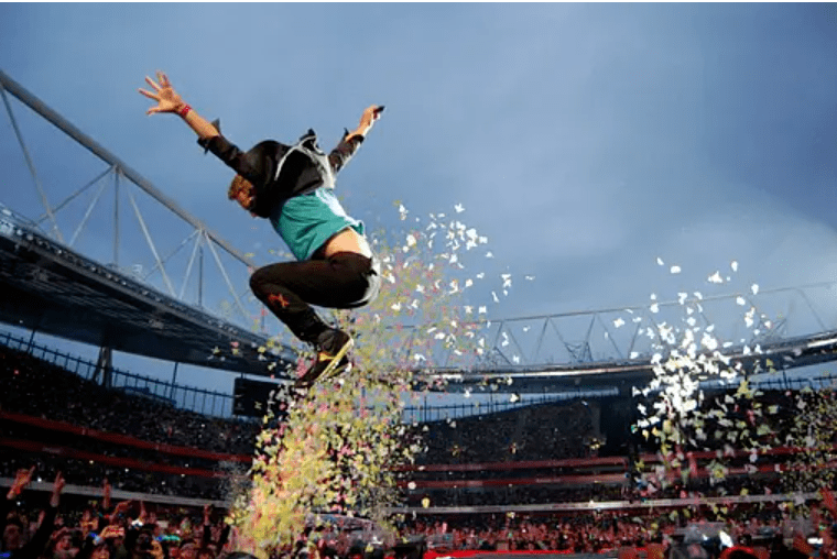 赛场上球员们发挥出色给球迷带来精彩表演